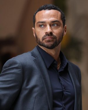 Jesse Williams Instagram - 🎥 I directed and acted in a little show called @Greysabc and iT AIRS TONIGHT‼️
Barely in the hospital at all- lots of location scouting and critical stories of the chaos caused by political overreach into women’s private, medical decision making. Had the honor of establishing a storied institution, The Fox Foundation for the first time on the show ever and working w an incredible cast, new and established. @KateWalsh & @greg.germann are back, i one of my favorite Grey’s writers @juliewong2017, who’s almost as funny as i am, wrote this for y’all. Great editing with Aimee Jennings and i finally got to work w/ @johnsimmonsasc. 
None of this happens without the women who keep the most successful, longest running show in history going, @therealdebbieallen @kristavernoff @ellenpompeo @shondarhimes. 

🙏🏽Enjoy it. Feel it. We do.🙏🏽