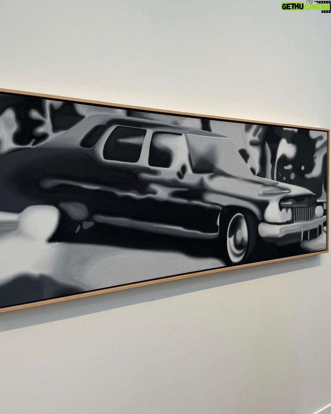 Jessica Alba Instagram - Such a dope day checking out all of the art at @friezeofficial π€ Frieze - the ultimate hub for modern and contemporary art lovers worldwide - started with its iconic magazine in 1991, sharing cutting-edge art and culture π¨ποΈπΌοΈ Fast forward to 2019, and Frieze hit LA with its first edition at Paramount Pictures Studios - this year, it was held at the Santa Monica Airport βοΈ Proud member of the Gallery Climate Coalition (GCC), Frieze is committed to a greener, more sustainable art world β»οΈ Make sure to check it out the next chance you get! #Frieze #FriezeWeek #FriezeLosAngeles