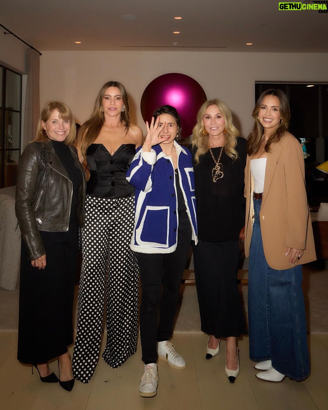 Jessica Alba Instagram - Thank you @anastasiasoare , @prune + team for a beautiful night celebrating the launch of the Catharsis Arts Foundation in LA! 🤍✨ The @catharsisartsfoundation fosters collaborative artwork aimed at creating a lasting, positive impact on communities, particularly women, artists, and artisans. 🎨 The foundation champions the creation of art by underrepresented groups, empowering them to share their narratives. These collective artworks travel globally, raising awareness before returning home to support preservation efforts and educational programs for local communities. Inspired by Prune’s beliefs, the foundation sees art as a powerful tool to restore equilibrium in an imbalanced world 🌍 #ArtForChange #CatharsisArtsFoundation