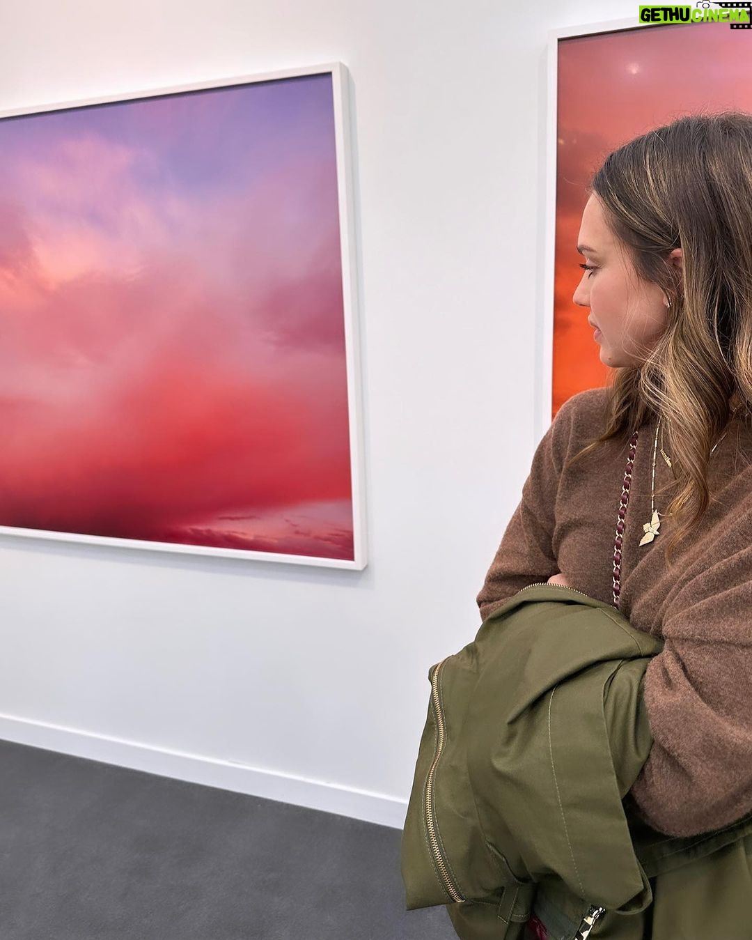 Jessica Alba Instagram - Such a dope day checking out all of the art at @friezeofficial π€ Frieze - the ultimate hub for modern and contemporary art lovers worldwide - started with its iconic magazine in 1991, sharing cutting-edge art and culture π¨ποΈπΌοΈ Fast forward to 2019, and Frieze hit LA with its first edition at Paramount Pictures Studios - this year, it was held at the Santa Monica Airport βοΈ Proud member of the Gallery Climate Coalition (GCC), Frieze is committed to a greener, more sustainable art world β»οΈ Make sure to check it out the next chance you get! #Frieze #FriezeWeek #FriezeLosAngeles