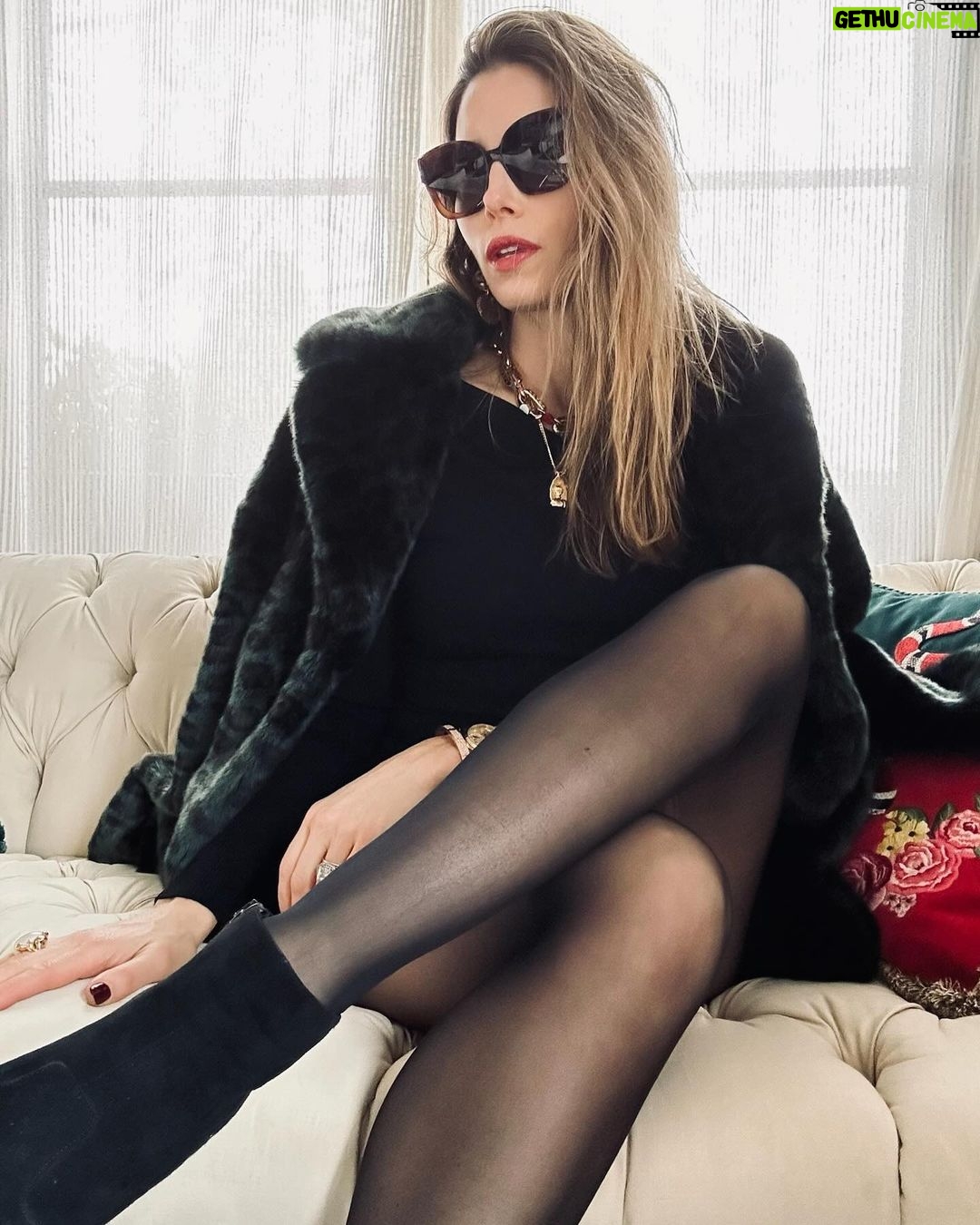Jessica Biel Instagram - Not a mob wife, a mob BOSS. 💋