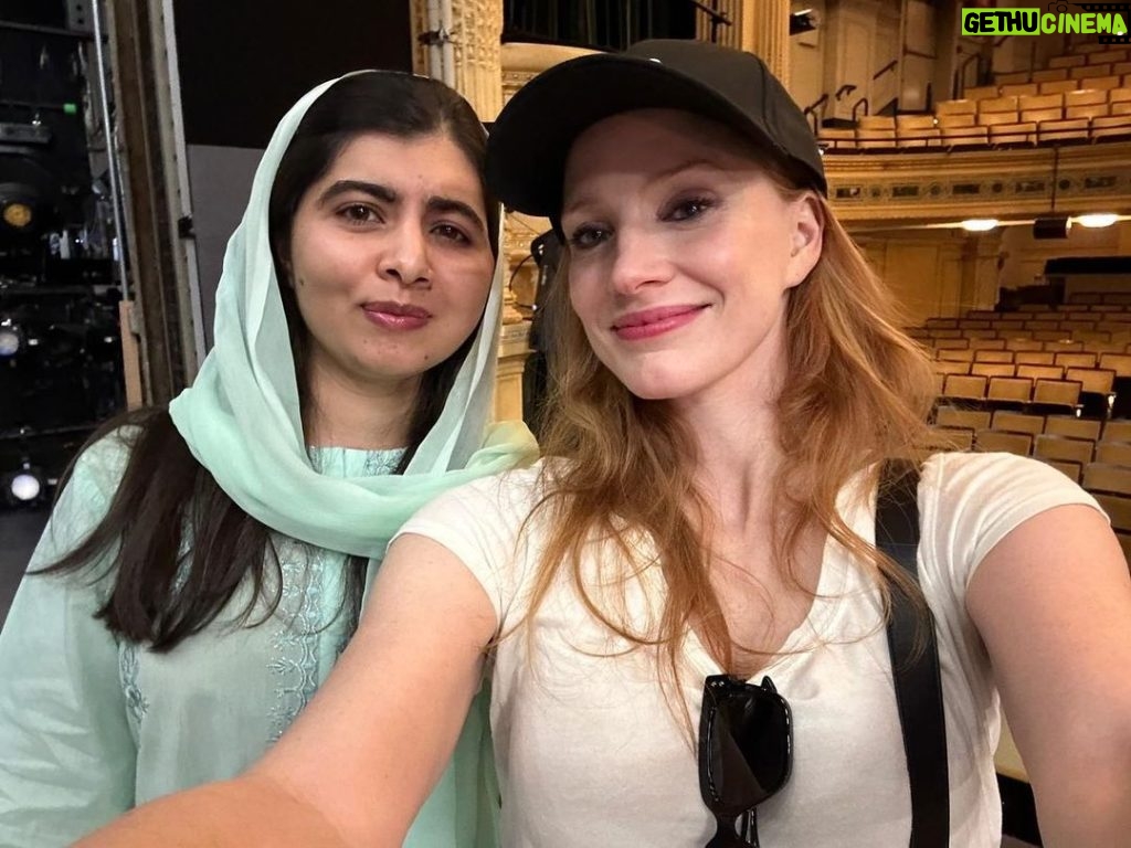 Jessica Chastain Instagram - Spinning around in my chair during the pre show of @adollshousebway and look who I spotted!!! I was so excited to see @malala, a woman who has been on the forefront of fighting for female rights and freedom. This adaptation and our brilliant playwright Amy Herzog has brought so many incredible people to the theatre. Our version of A Doll’s House is the first to be adapted by a woman on Broadway and it is a true honor to play her Nora. Thank you Malala and all of the amazing people who make up our audience. Sad to see this dream end on June 10th. I hope you get a chance to see us before we close, and I hope it may awaken something inside you. It definitely did for me. Thank you for coming to our show Malala 🤍