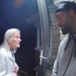 Jessica Chastain Instagram - I love this so much 👇👇👇 It is incredibly dangerous for someone to call the police on a black man over something as trivial as lights. That is not what this is. He called the police on her to help her see that the lights were not in her window. I put a previous vid in my stories. I wanted to post this video to highlight and celebrate this incredible man, who when faced with a difficult neighbor, looked deeper and saw a lonely woman struggling with dementia. There’s so much beauty we’ve been missing because of misinterpretation and misunderstandings. I hope this man is a reminder for us all to take a moment and look deeper. Credit @beingblackislit