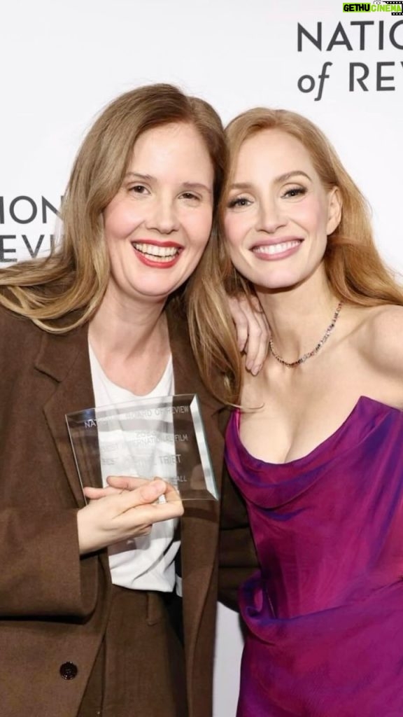 Jessica Chastain Instagram - ANATOMY OF A FALL is a film that comes around once in a great while — one that takes your breath away. It is electric and authentic, and a true testament to the talent of its visionary director, the brilliant @justine.triet. It was an honor to present her with the @nbrfilm Best International Film Award 💜