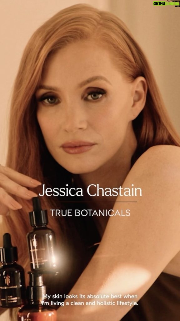 Jessica Chastain Instagram - Fact: You don’t need to use animal derived ingredients to make skincare that really works. Also fact: I am partnering with @truebotanicals, a VEGAN skincare brand with amazing products that I’m kinda obsessed with. @guyaroch @s.mastorelli @kristoferbuckle @renatocampora @elizabethstewart1