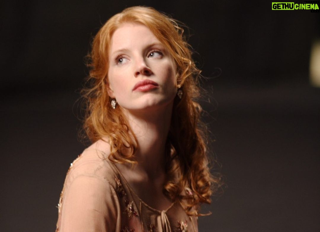 Jessica Chastain Instagram - After a long intermission, I’m heading back to the stage for @adollshousebway! Previews start feb 13th! Tickets at the link in my bio 🎟️