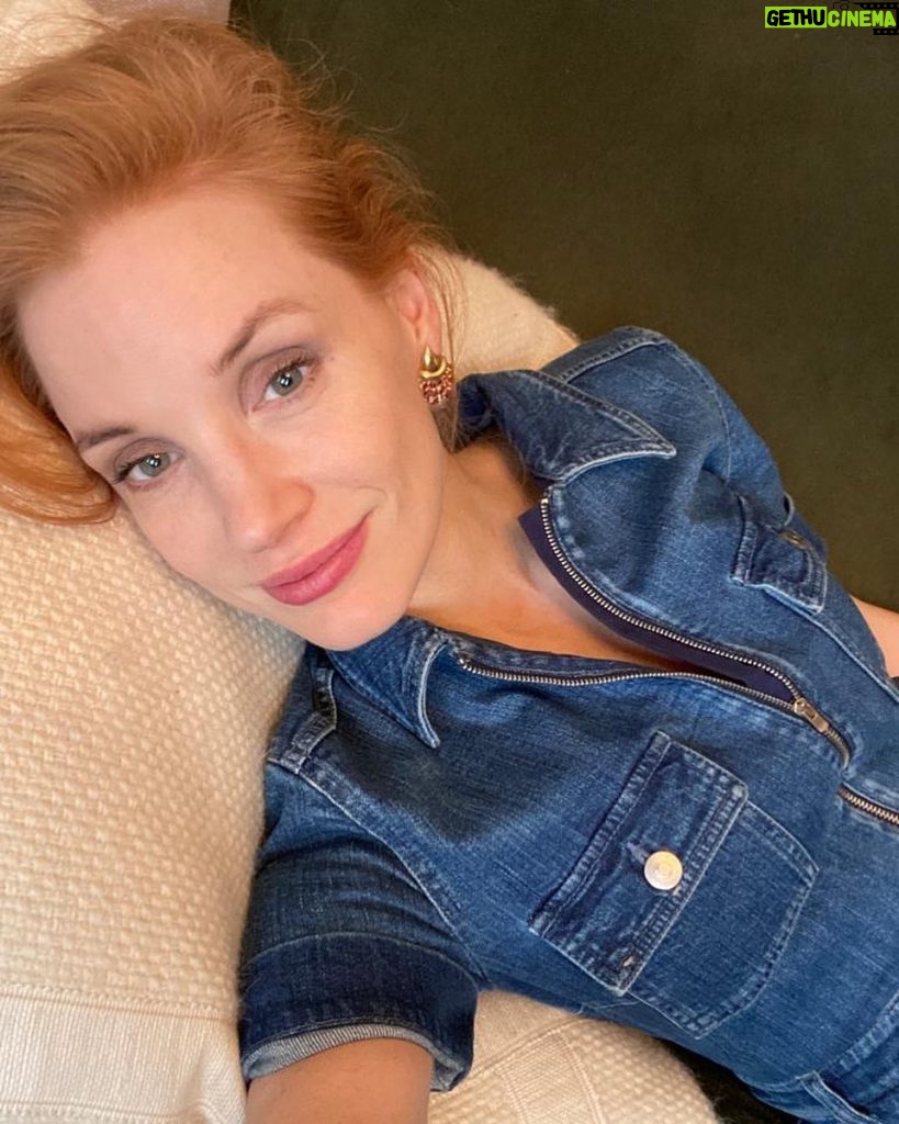 Jessica Chastain Instagram - It’s binge housewives and never leave the couch kinda weather ✌️