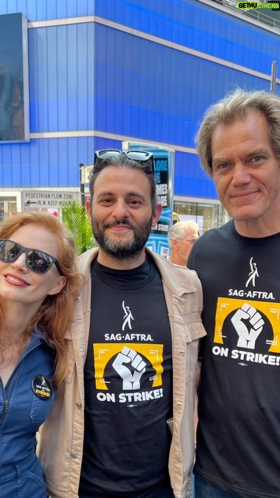 Jessica Chastain Instagram - Thinking ab how cute everyone looks in their SAG swag 🥰 link in my stories to where you can purchase your own and stand in solidarity. #NationalDayofSolidarity @sagaftra #sagaftrastrong