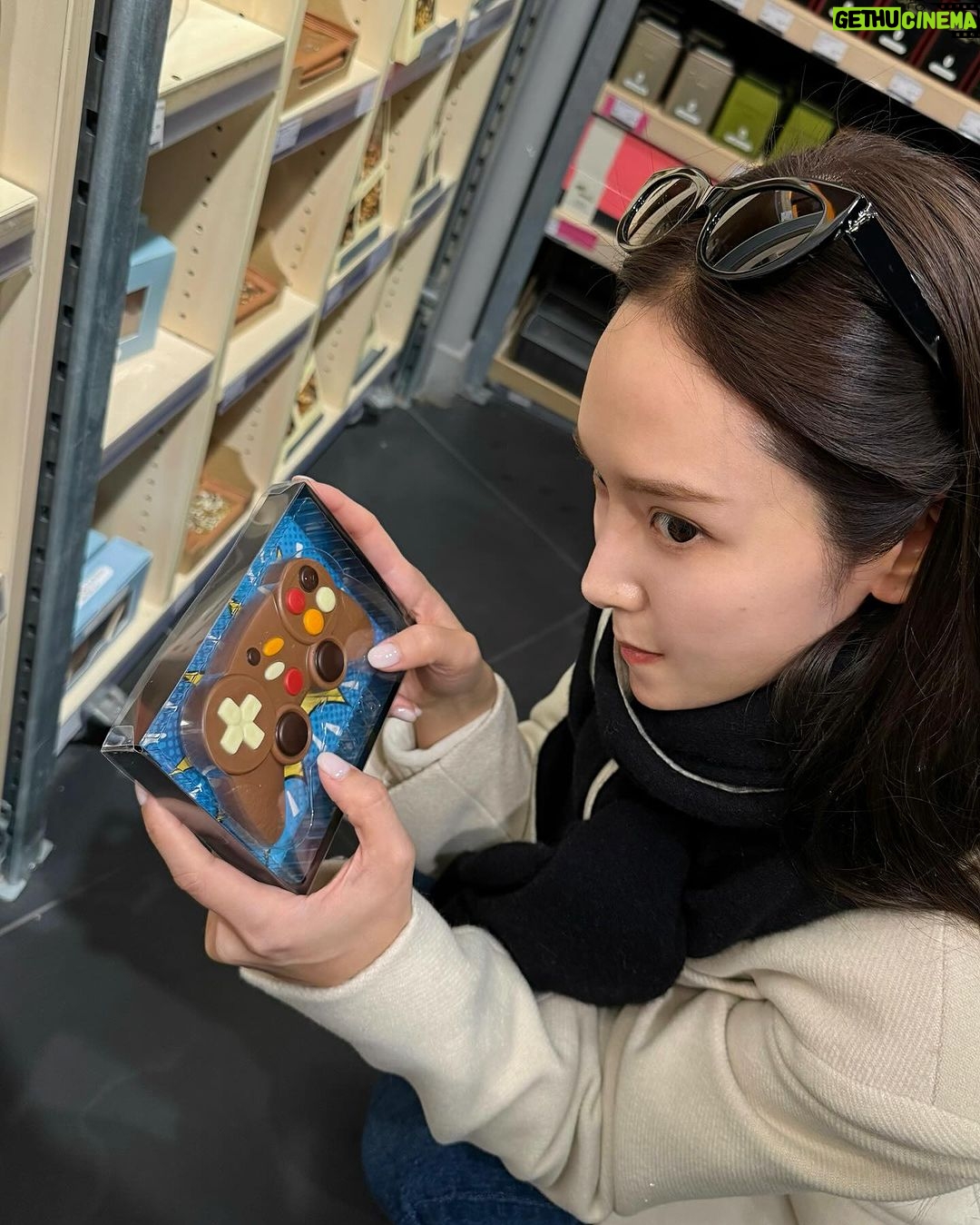 Jessica Jung Instagram - Sweet Paris, je t'aimeβ£οΈπ«π§ππ°π±π€π Paris, France
