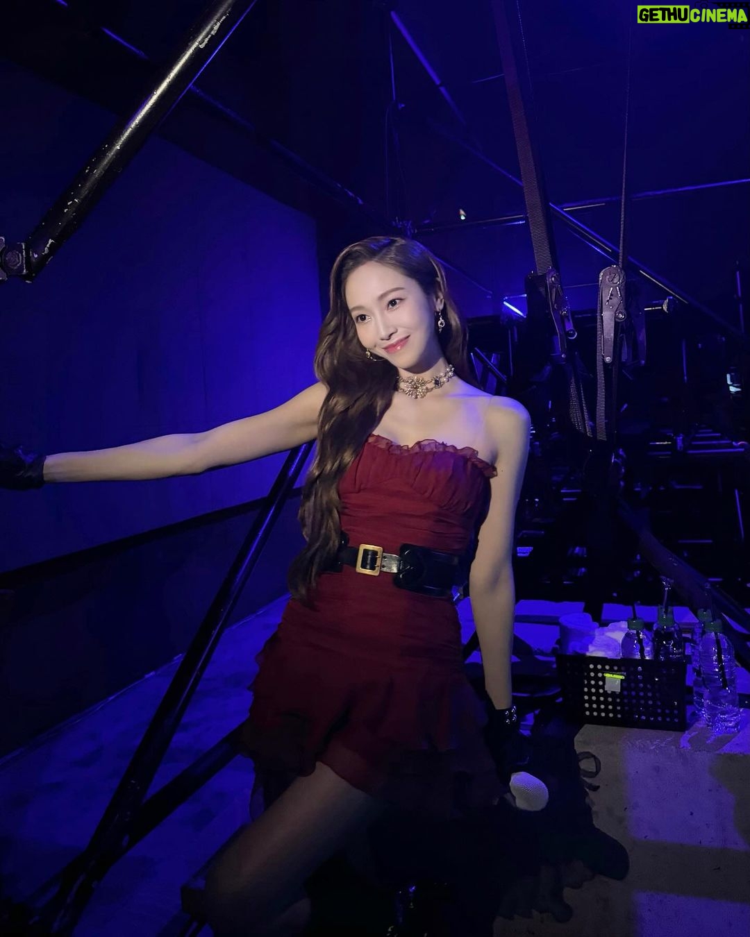 Jessica Jung Instagram - A sky full of #goldenstars in Singapore ✨🎶💎💭 Thanks for the lovely photos, love you guys infinitely🩵 #DiamondDreams #jessicadiamonddreams