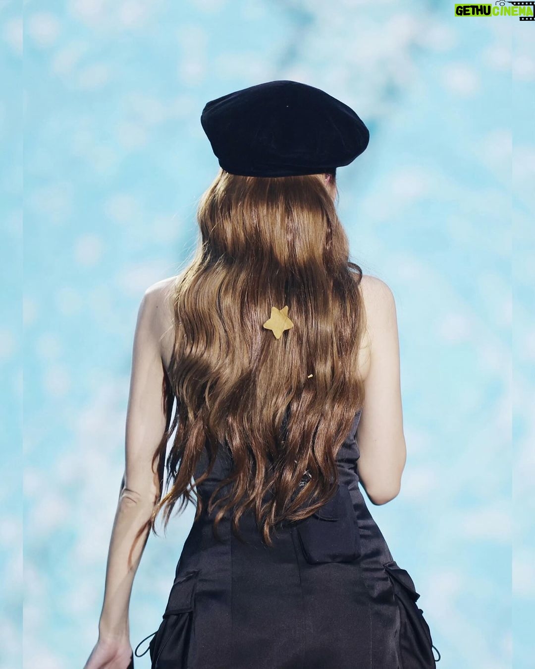 Jessica Jung Instagram - A sky full of #goldenstars in Singapore ✨🎶💎💭 Thanks for the lovely photos, love you guys infinitely🩵 #DiamondDreams #jessicadiamonddreams
