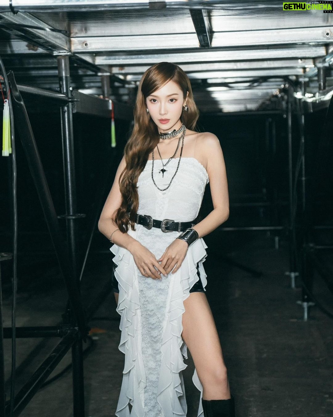 Jessica Jung Instagram - First stop of #DiamondDreams tour was epic💎✨Thank you Macau💋Next up, Singapore!🩵 #jessicadiamonddreams Macau, China