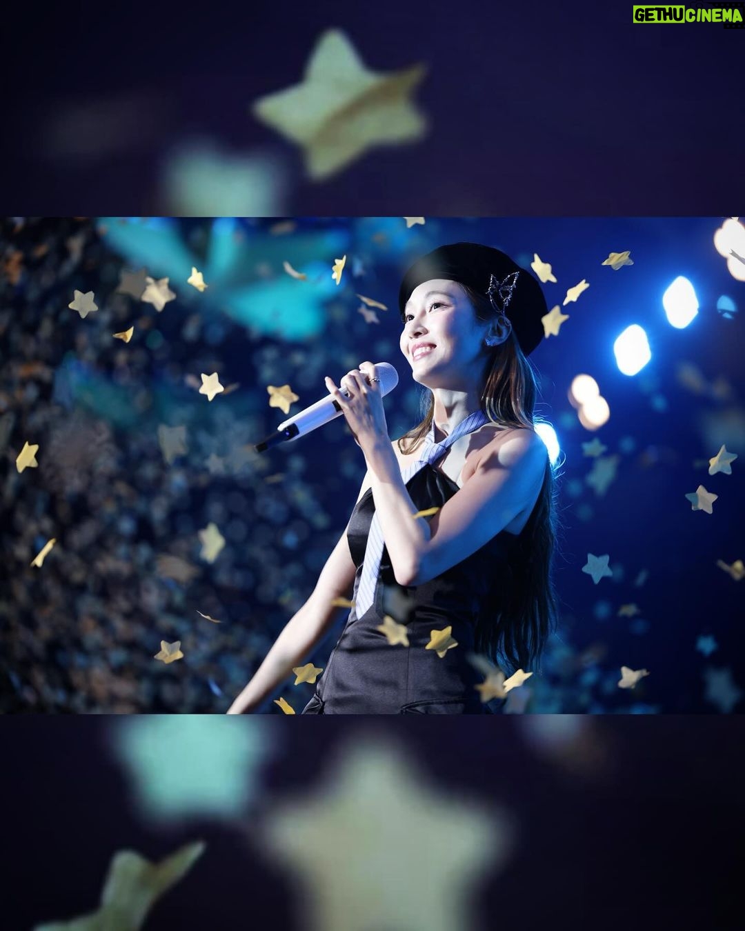 Jessica Jung Instagram - A sky full of #goldenstars in Singapore ✨🎶💎💭 Thanks for the lovely photos, love you guys infinitely🩵 #DiamondDreams #jessicadiamonddreams