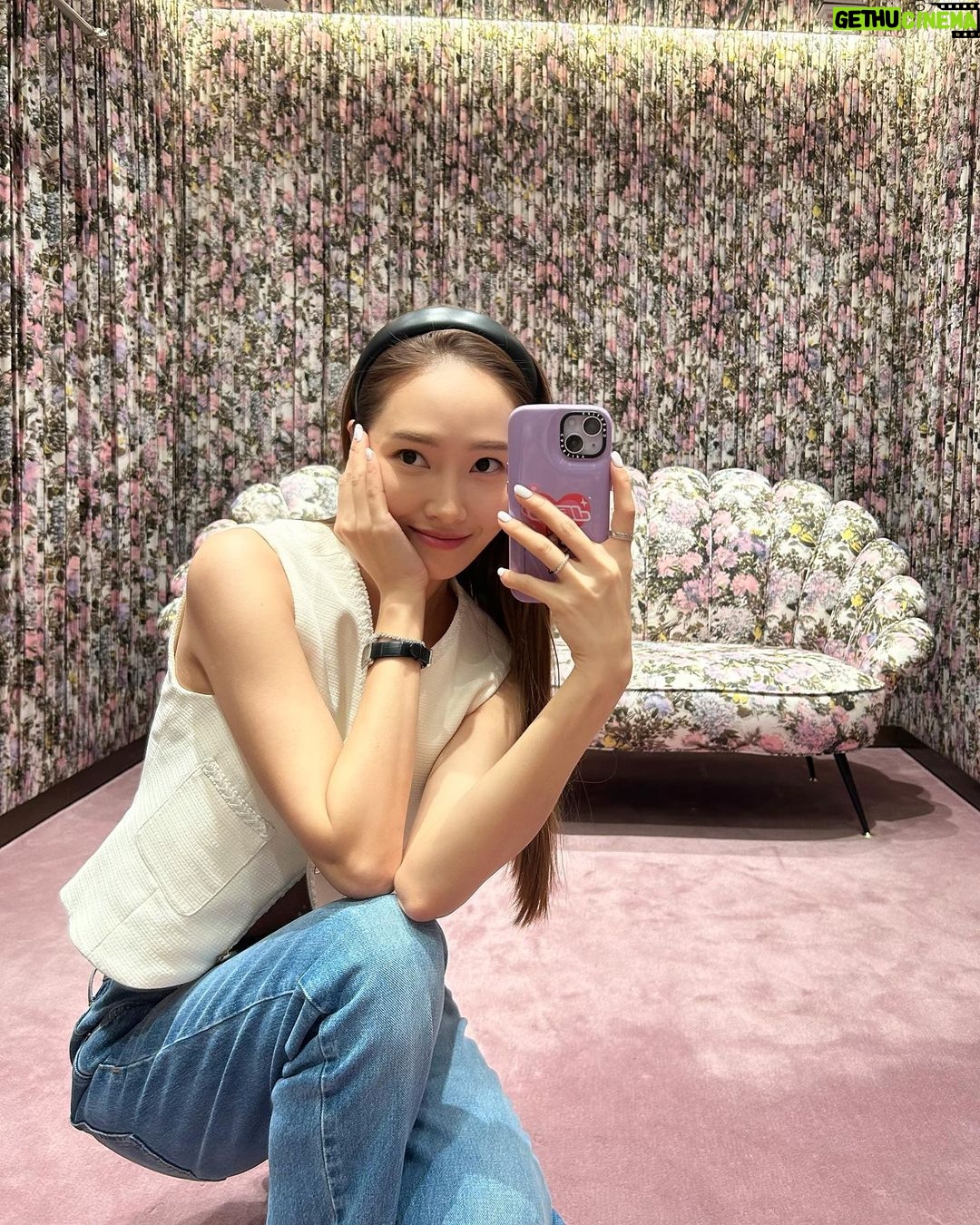 Jessica Jung Instagram - Fitting room selfies๐ธ๐๐ธ๐