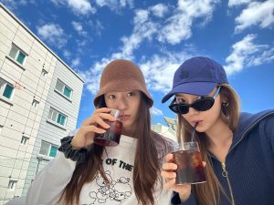 Jessica Jung Instagram - It’s your birthdayyy👧🏻💙🎉🎂🥂
