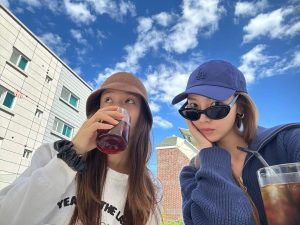Jessica Jung Instagram - It’s your birthdayyy👧🏻💙🎉🎂🥂