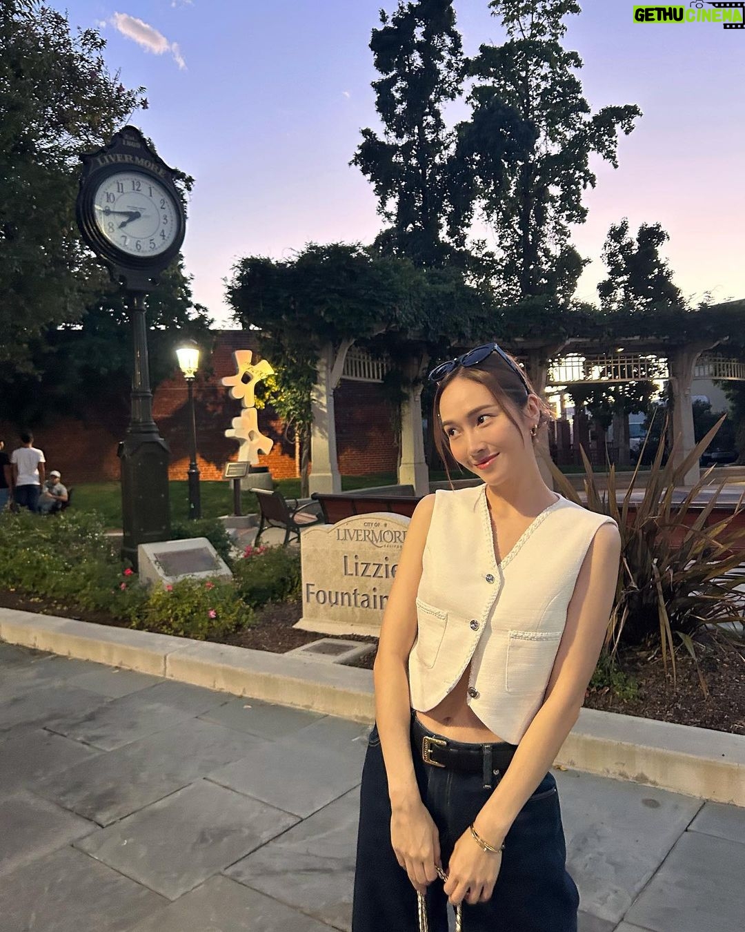 Jessica Jung Instagram - Me just being me 🍔🍟😎💋