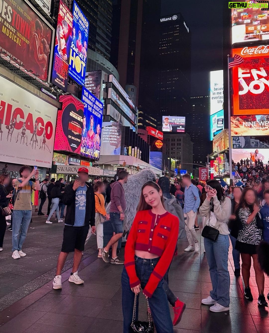Jessica Jung Instagram - Making new friends in the Big Apple♥️🗽🦍🕸️ New York, New York