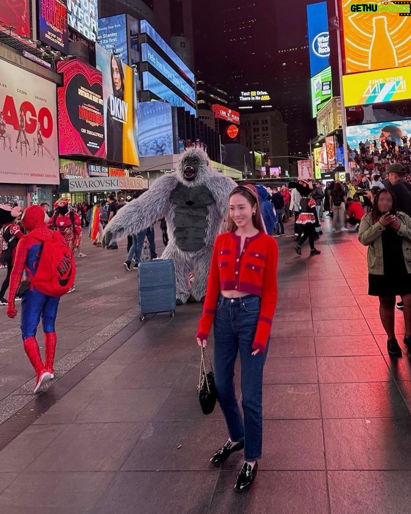 Jessica Jung Instagram - Making new friends in the Big Apple♥️🗽🦍🕸️ New York, New York