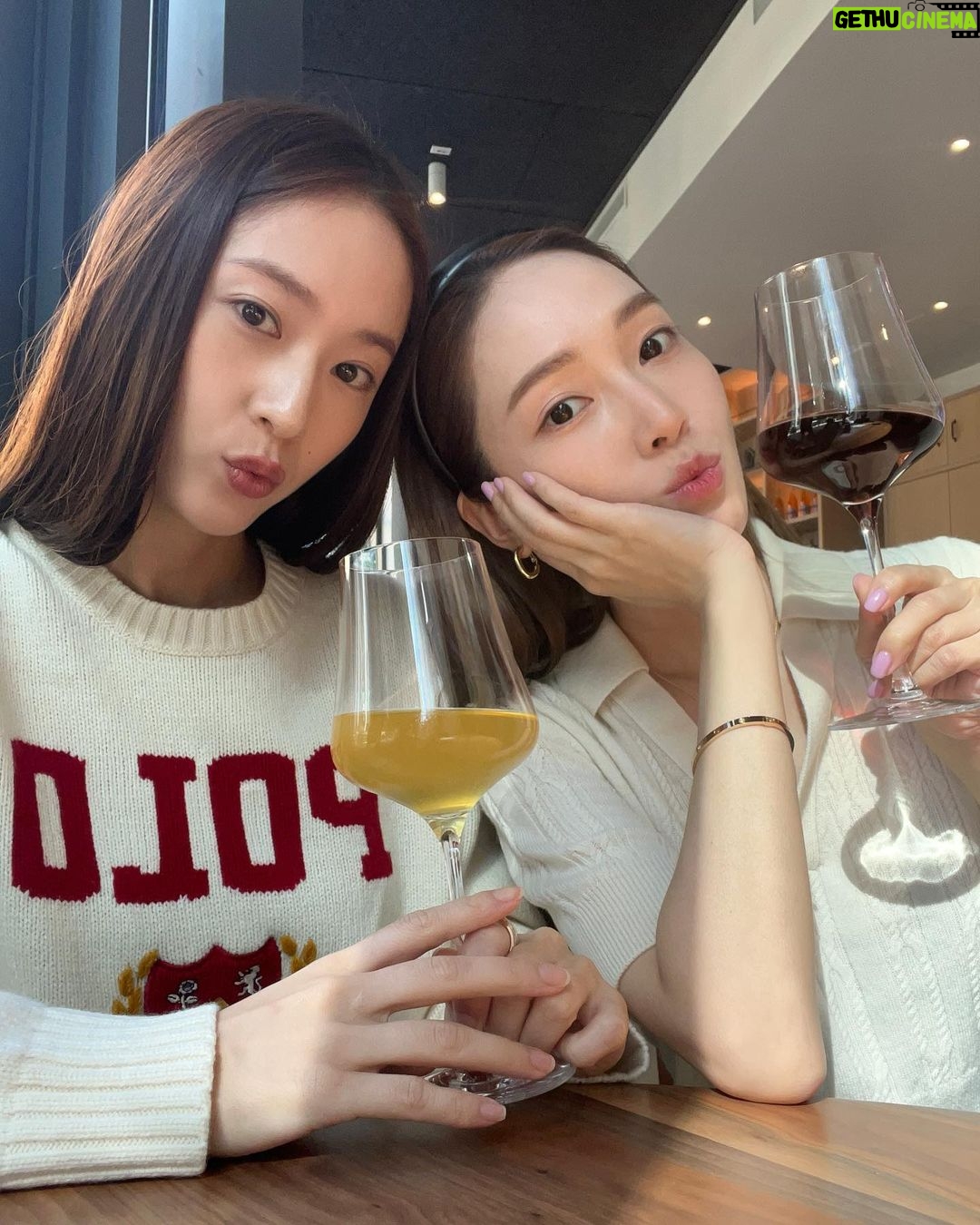 Jessica Jung - 305.6K Likes - Hey SF, we’re back✌🏻👭🏻🌤️🍷📚