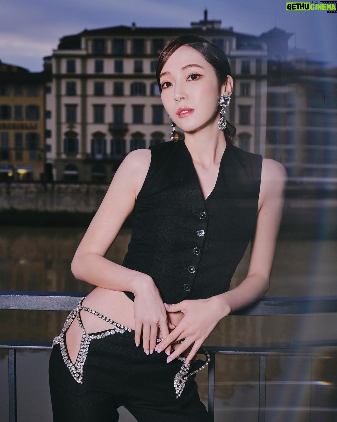 Jessica Jung Instagram - Last night🌙✨ @luisaviaroma @britishvogue #LuisaViaRomaxBritishVogue #lvrxbv Florence, Italy