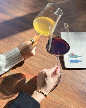 Jessica Jung Instagram - Hey SF, we’re back✌🏻👭🏻🌤️🍷📚