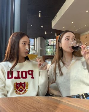 Jessica Jung Instagram - Hey SF, we’re back✌🏻👭🏻🌤️🍷📚