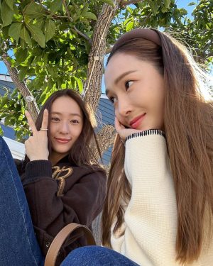 Jessica Jung Instagram - Hey SF, we’re back✌🏻👭🏻🌤️🍷📚