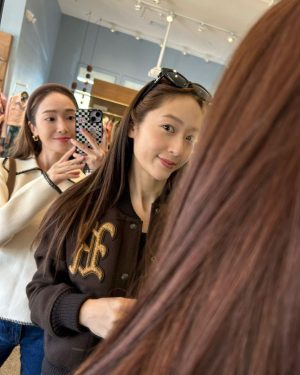 Jessica Jung Instagram - Hey SF, we’re back✌🏻👭🏻🌤️🍷📚