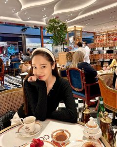 Jessica Jung Instagram - Coffee o’ clock☕️🍫🍓🍰🤎 Singapore