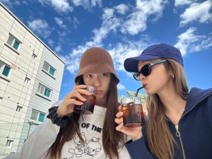 Jessica Jung Instagram - It’s your birthdayyy👧🏻💙🎉🎂🥂