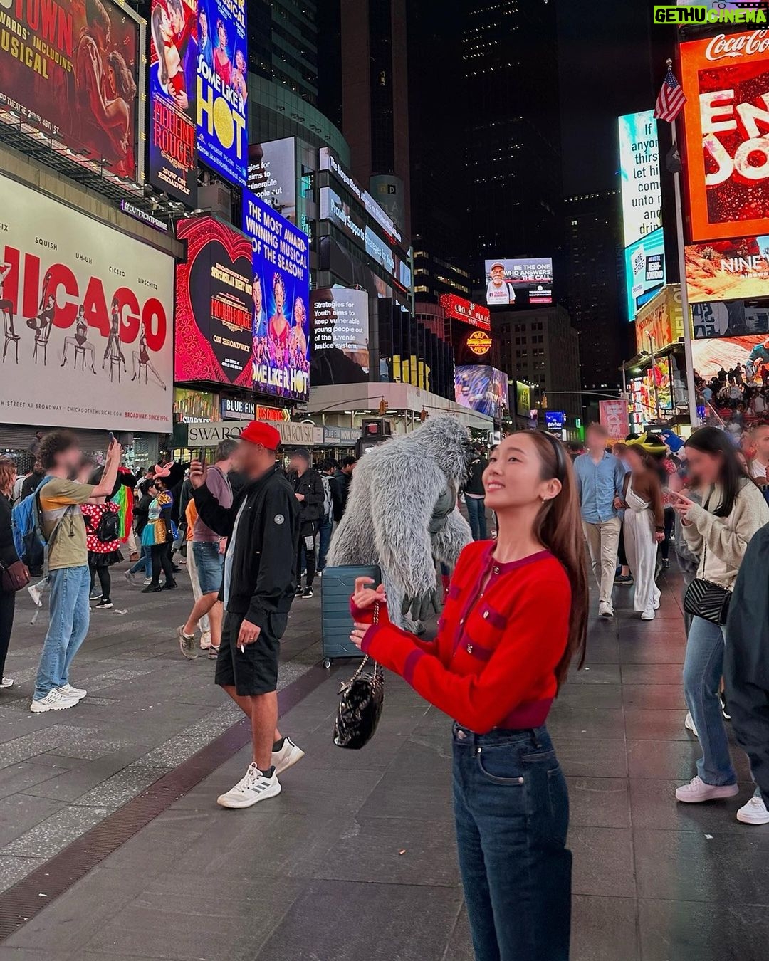Jessica Jung Instagram - Making new friends in the Big Apple♥️🗽🦍🕸️ New York, New York