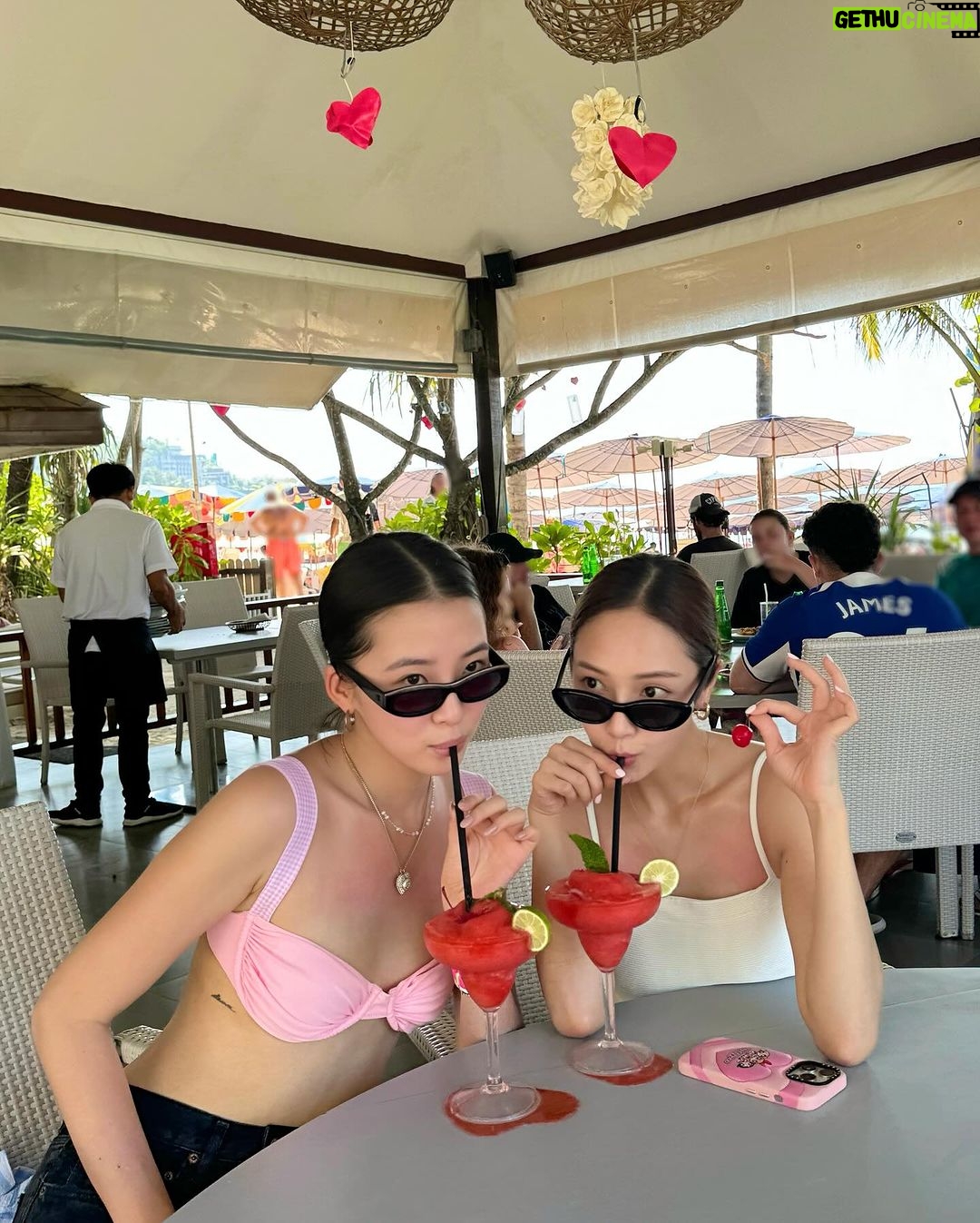 Jessica Jung Instagram - Splish, splash, sip & twirl 🌊🐝🐬🧚🏻🍓🥂