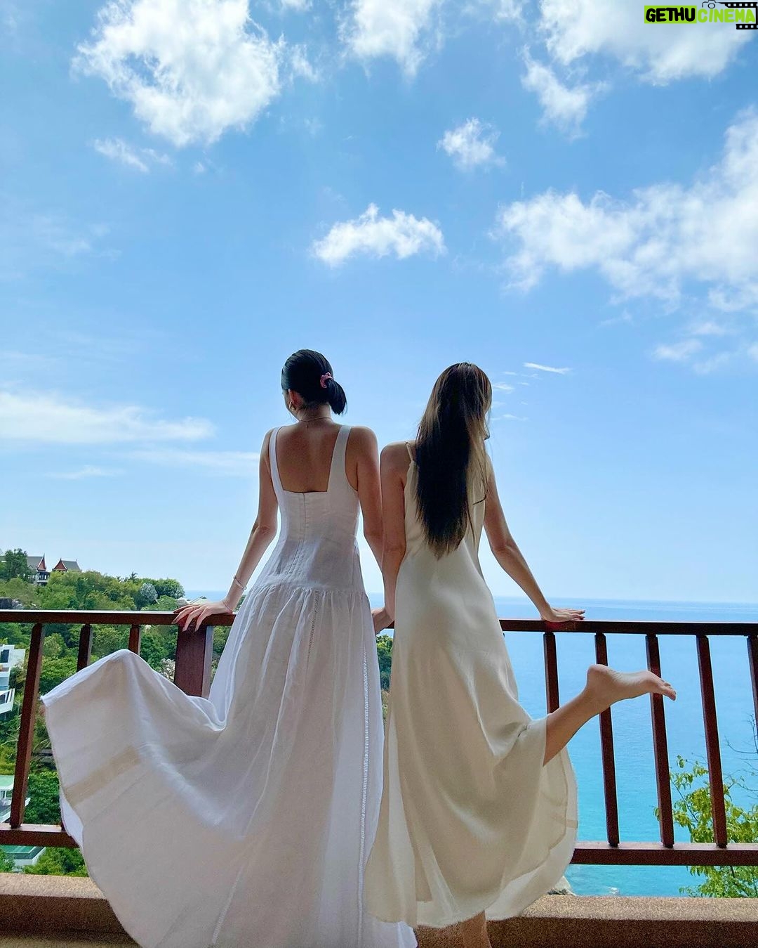 Jessica Jung Instagram - Splish, splash, sip & twirl 🌊🐝🐬🧚🏻🍓🥂