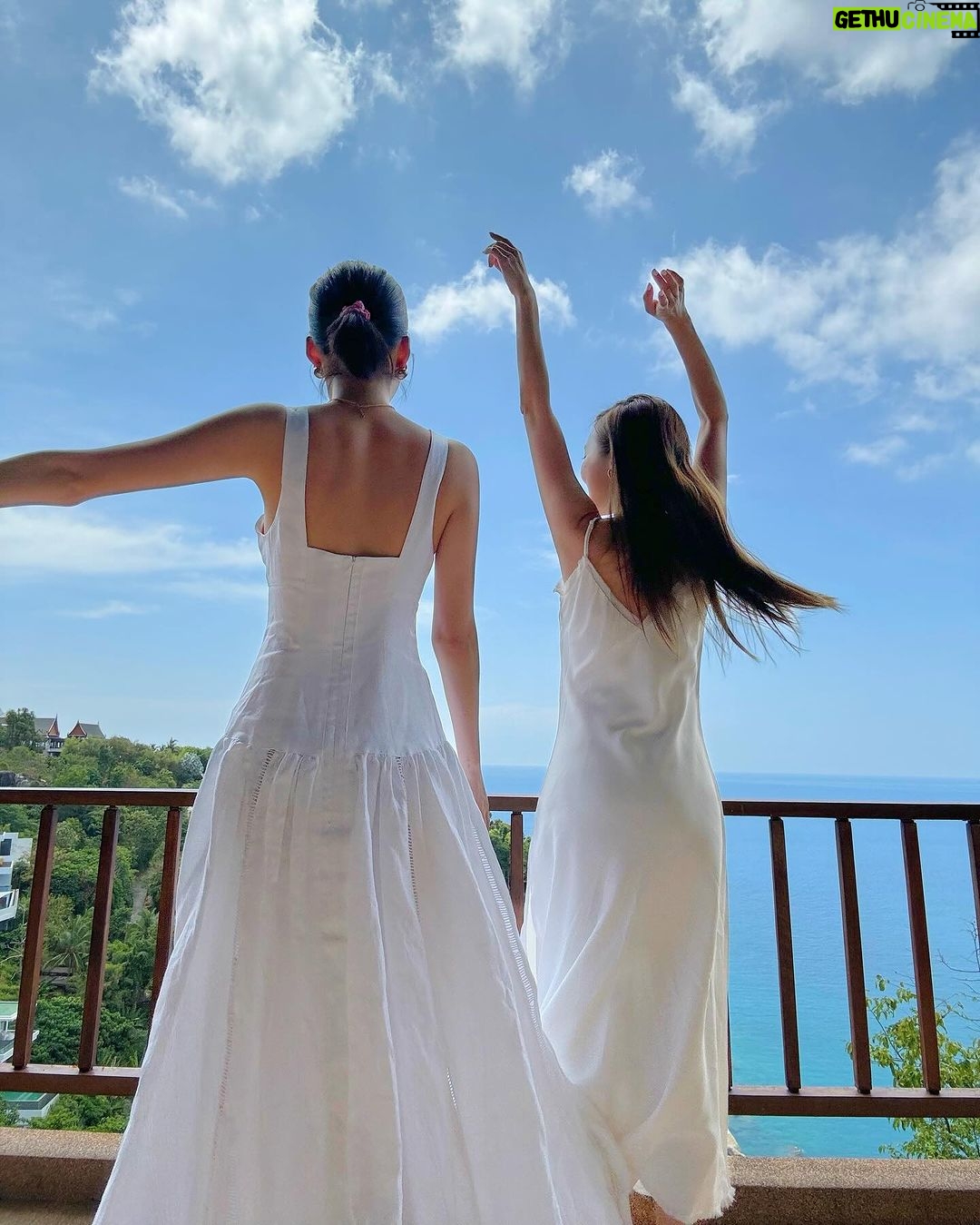 Jessica Jung Instagram - Splish, splash, sip & twirl 🌊🐝🐬🧚🏻🍓🥂