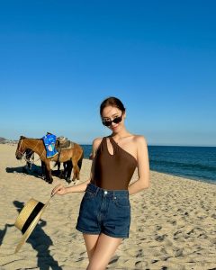 Jessica Jung Instagram - Sandy toes & vitamin sea🏖️☀️🕶️👒🩴🐴🐚🐠🌊🌈🔆💕 Los Cabos, Mexico