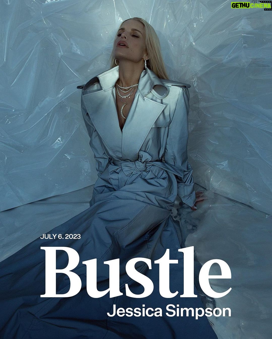 Jessica Simpson Instagram - First time I ever did a push-up in backless jeans! Thanks so much for having me @Bustle and @mickeyrapkin I’d share queso with you any day. What an honor! Photographer: @daniellamidenge Stylist: @jan.quammie Set Designer: @eyako_o Hair: @vernonfrancois Makeup: @lilly_keys Manicure: @chaunlegend Talent Bookings: @specialprojectsmedia Photo Director: @heartattackack Editor in Chief: @charlotteowen SVP Fashion: @tiffanyreid SVP Creative: @karen.hibbert