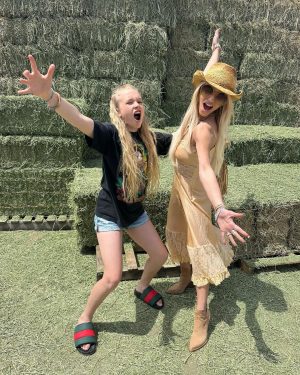 Jessica Simpson Instagram - HEART and EARTH…same letters. Just sayin’ 🤍🌎🌍🌏