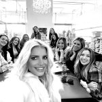 Jessica Simpson Instagram - Powerful things coming in 2023! Meeting with my @jessicasimpsonstyle ladies on #internationalwomensday talkin’ about what’s next for the brand. What excitin’ things do y’all want us to add to the Collection this year? “Strong women fight with grace in their heart, kindness in their voice, and love in their souls”