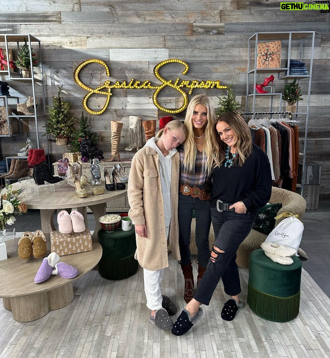 Jessica Simpson Instagram - Three Generations of Cozy! Thanks for having us @hsn!