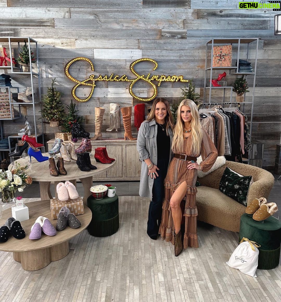 Jessica Simpson Instagram - Gettin’ Holiday Happy with @hsn 🎁 We’ll be back at 4PST/7EST with more giftin’ and laughin’!