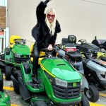 Jessica Simpson Instagram - JESS DEERE 🚜