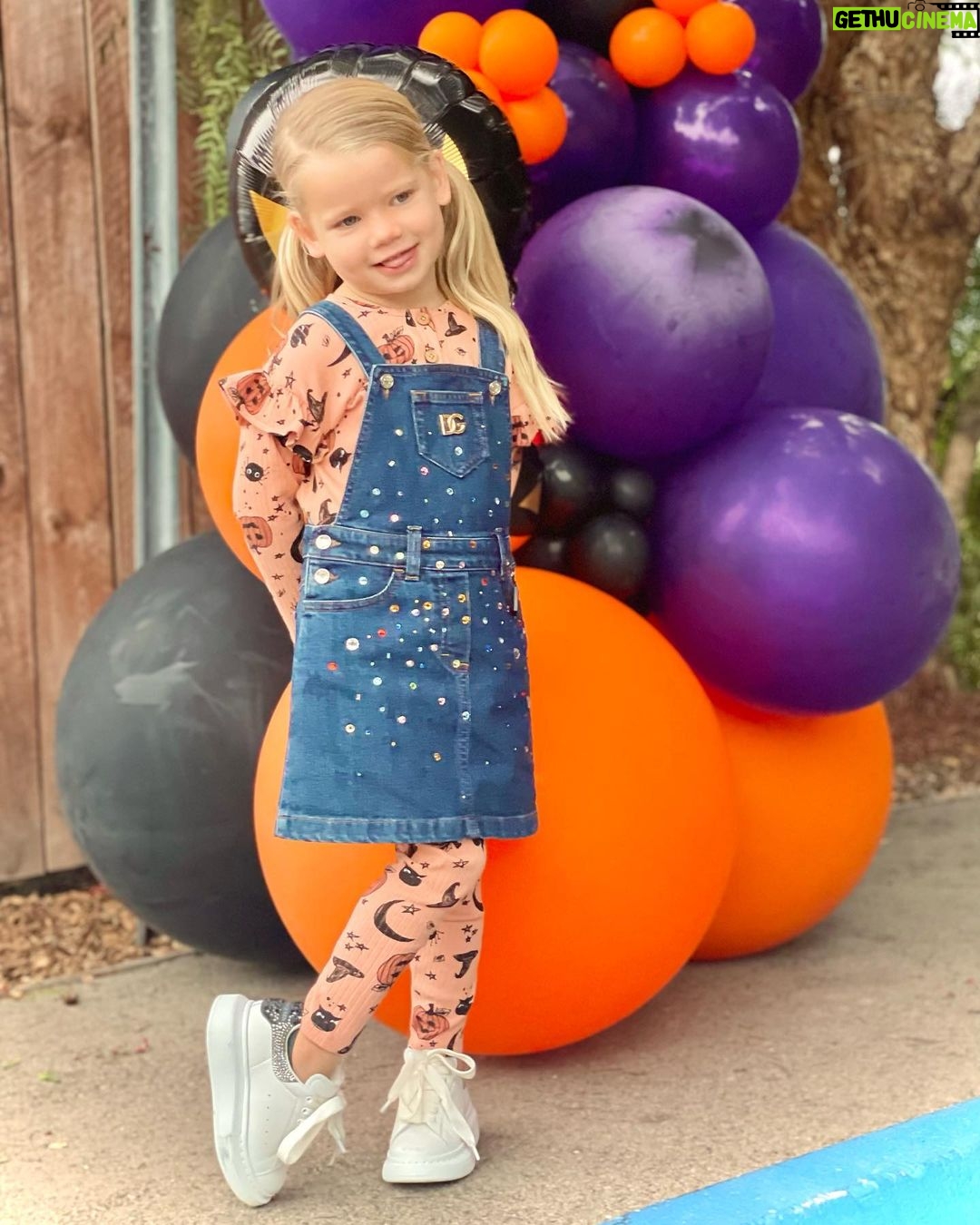 Jessica Simpson Instagram - Birdie is a vision to be seen wearin’ @jessicasimpsonstyle, @dolcegabbana, and @alexandermcqueen to entertain the school and fam with seasonal style this Halloween 🎃