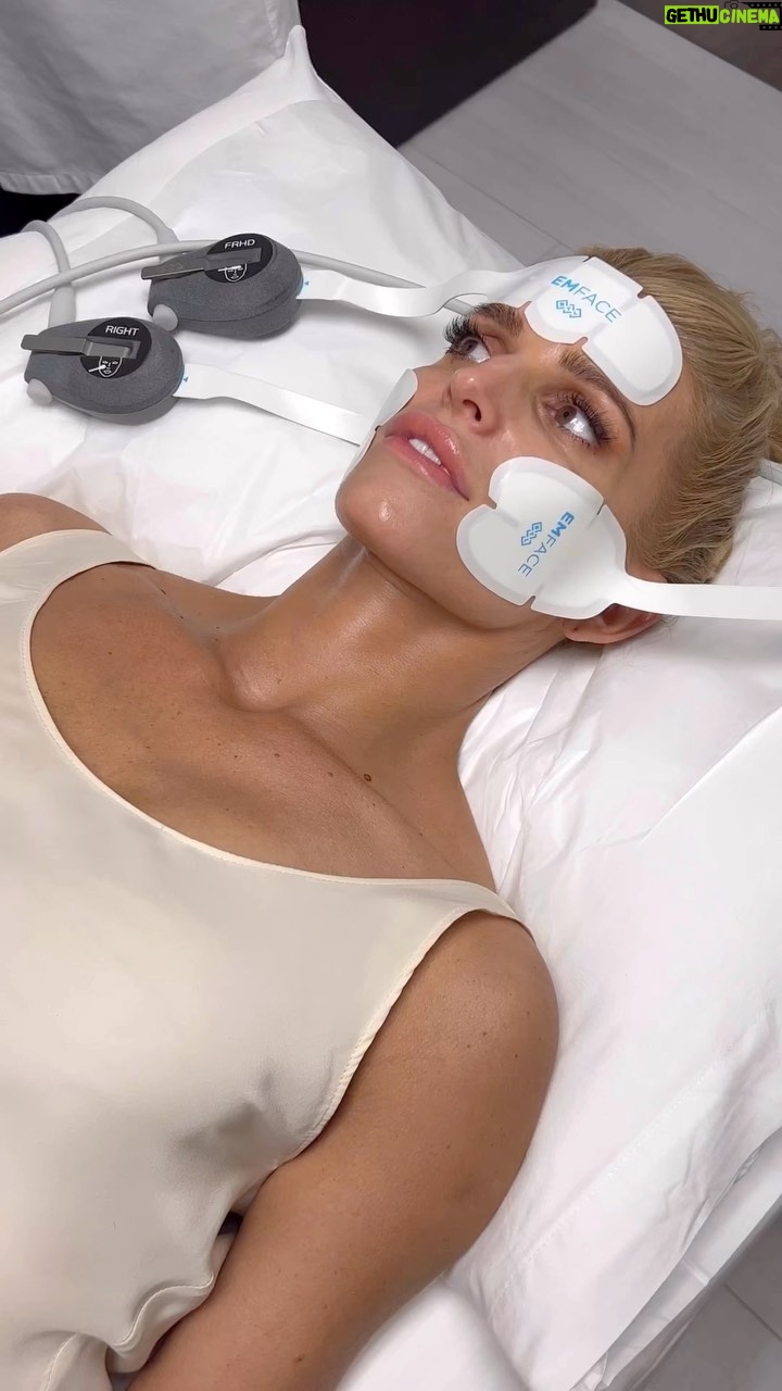 Jessica Simpson Instagram - Getting kissed by @emface and can’t wait to see my results! @drbriankinney @BTLAesthetics #Emface #EmfacePartner #EmfaceTheNation #NeedleFree