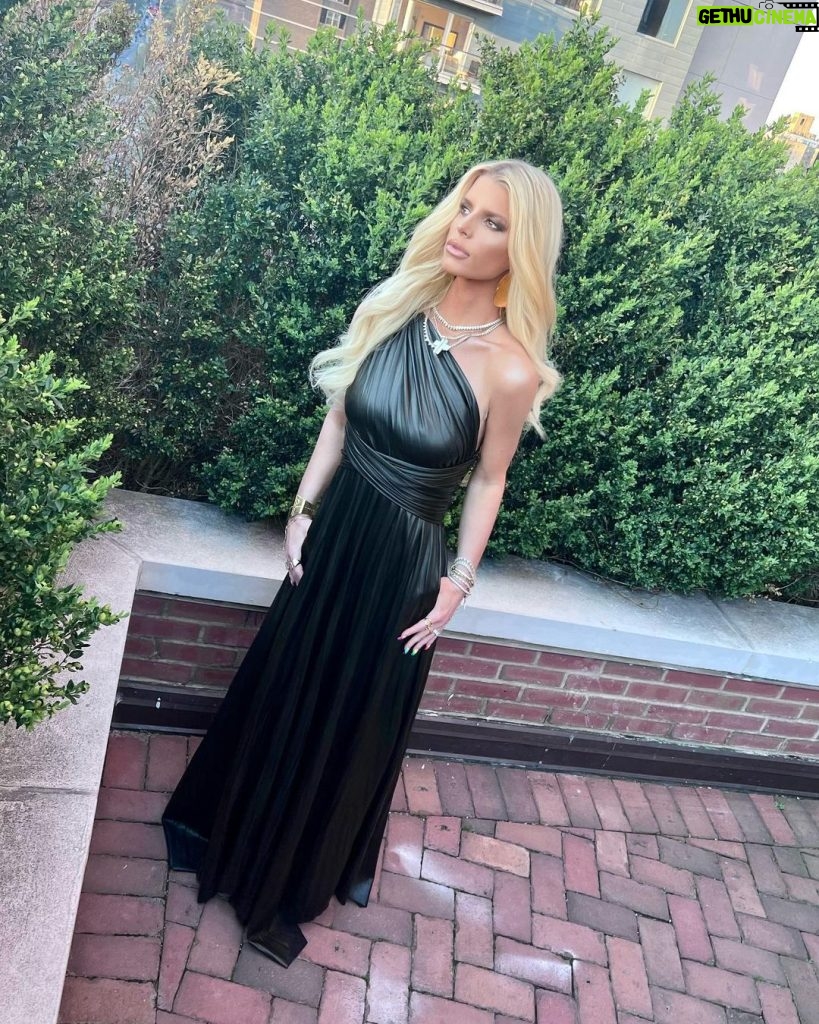 Jessica Simpson Instagram - Whatever colors you have in your mind, I’ll show them to you and you’ll see them shine. -Bob Dylan