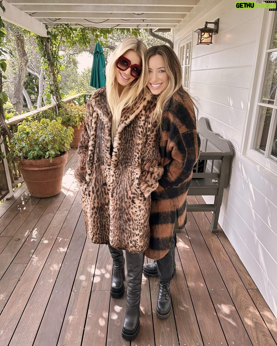 Jessica Simpson Instagram - Stole my lover and friends for the weekend 🤍