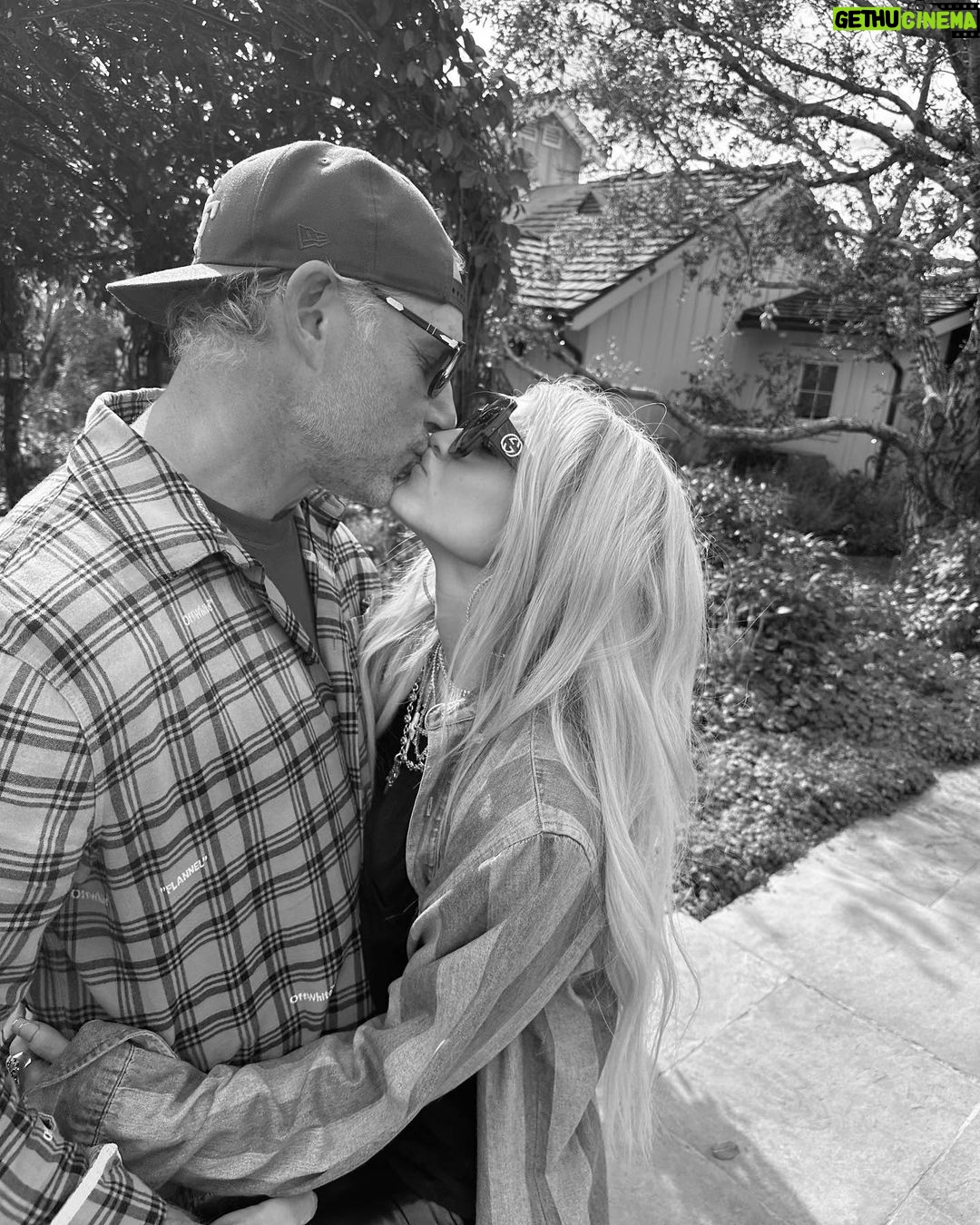 Jessica Simpson Instagram - Stole my lover and friends for the weekend 🤍