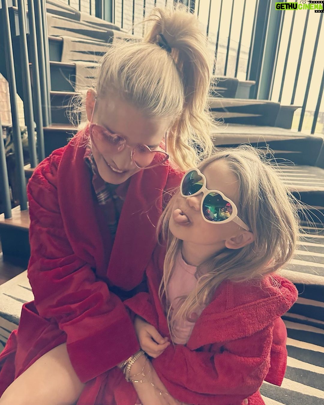 Jessica Simpson Instagram - Whole Lotta Love ❤️