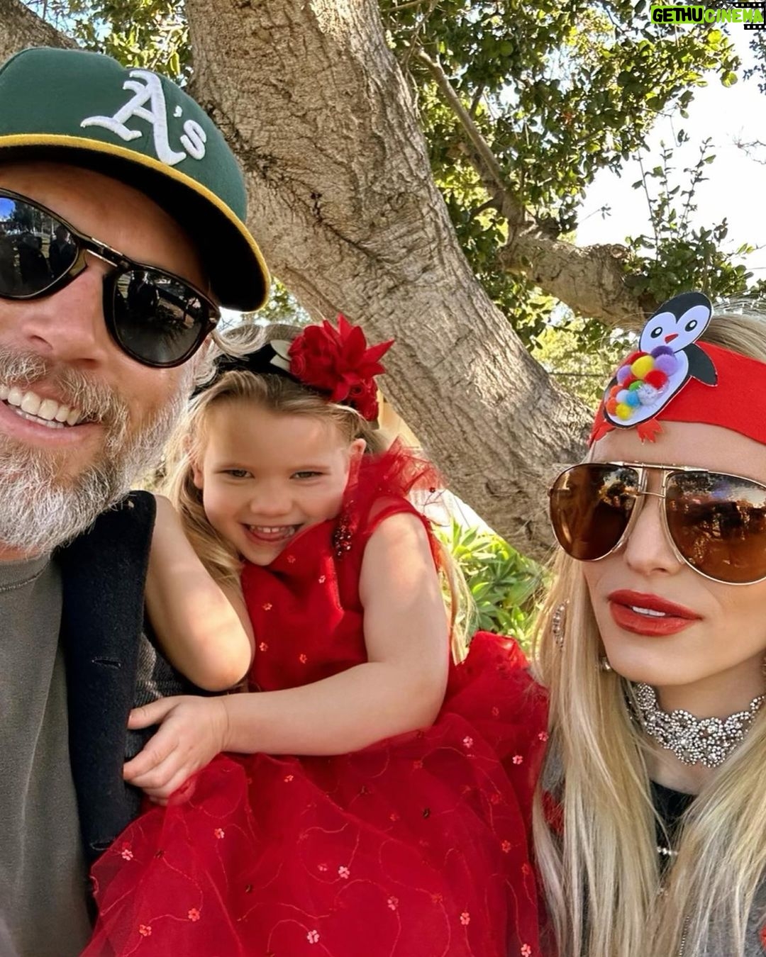 Jessica Simpson Instagram - Faux-sure feeling festive with my beautiful family in this Holiday Season.