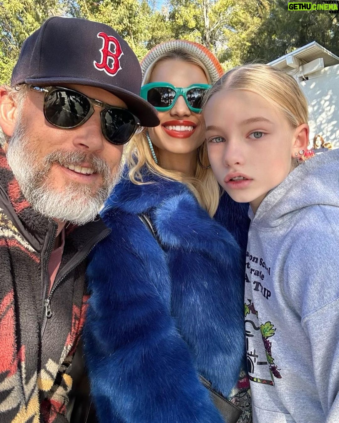 Jessica Simpson Instagram - Faux-sure feeling festive with my beautiful family in this Holiday Season.